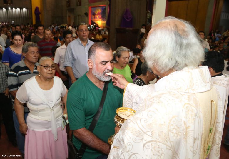 Cardenal Brenes celebra junto a feligreses de Managua la Misa de la Cena del Señor