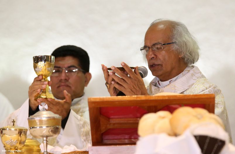 Cardenal Brenes celebra junto a feligreses de Managua la Misa de la Cena del Señor
