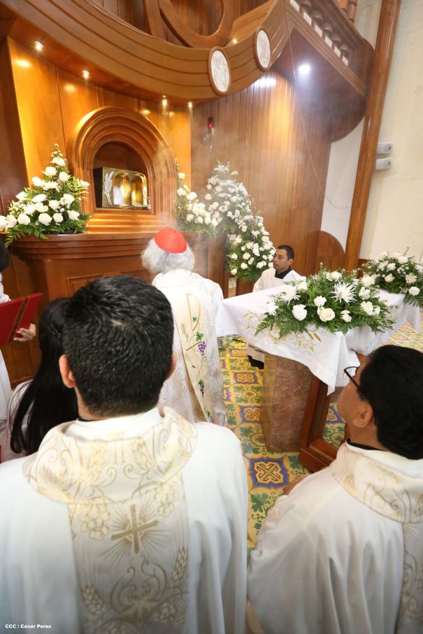 Cardenal Brenes celebra junto a feligreses de Managua la Misa de la Cena del Señor