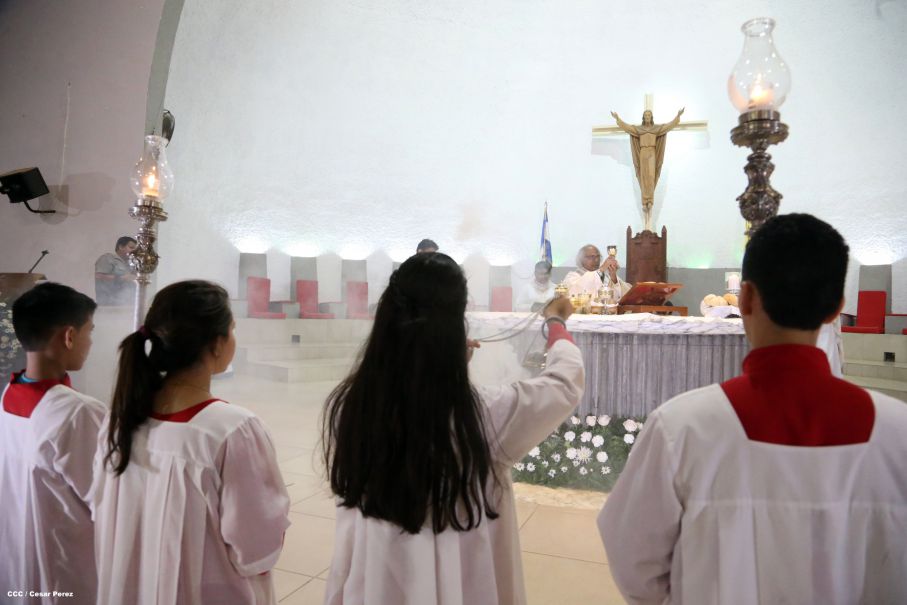Cardenal Brenes celebra junto a feligreses de Managua la Misa de la Cena del Señor