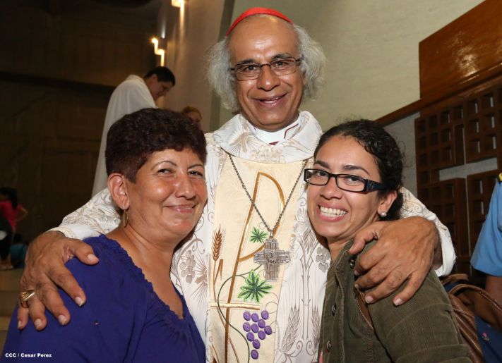 Cardenal Brenes celebra junto a feligreses de Managua la Misa de la Cena del Señor