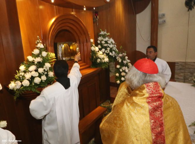 Cardenal Brenes celebra junto a feligreses de Managua la Misa de la Cena del Señor