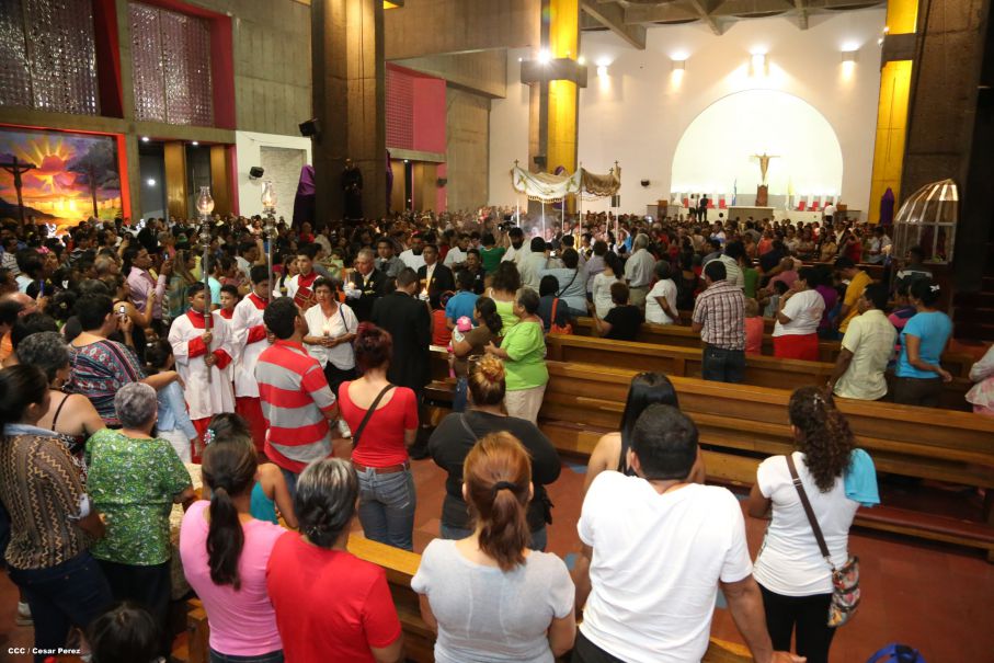 Cardenal Brenes celebra junto a feligreses de Managua la Misa de la Cena del Señor