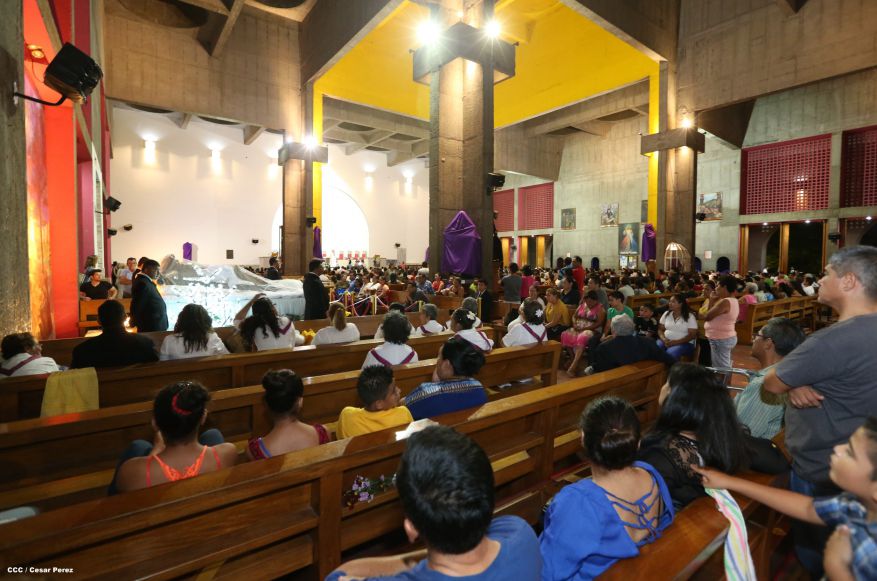 Cardenal Brenes celebra junto a feligreses de Managua la Misa de la Cena del Señor