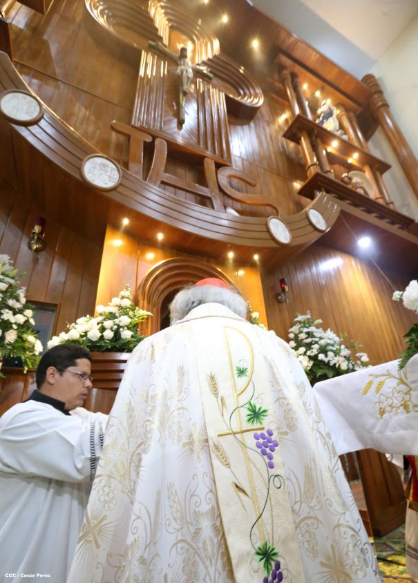 Cardenal Brenes celebra junto a feligreses de Managua la Misa de la Cena del Señor