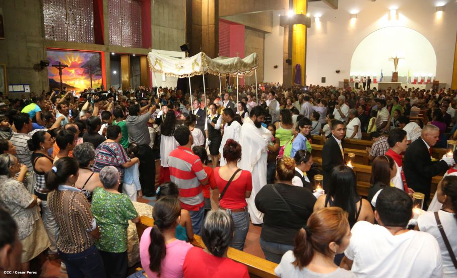Cardenal Brenes celebra junto a feligreses de Managua la Misa de la Cena del Señor