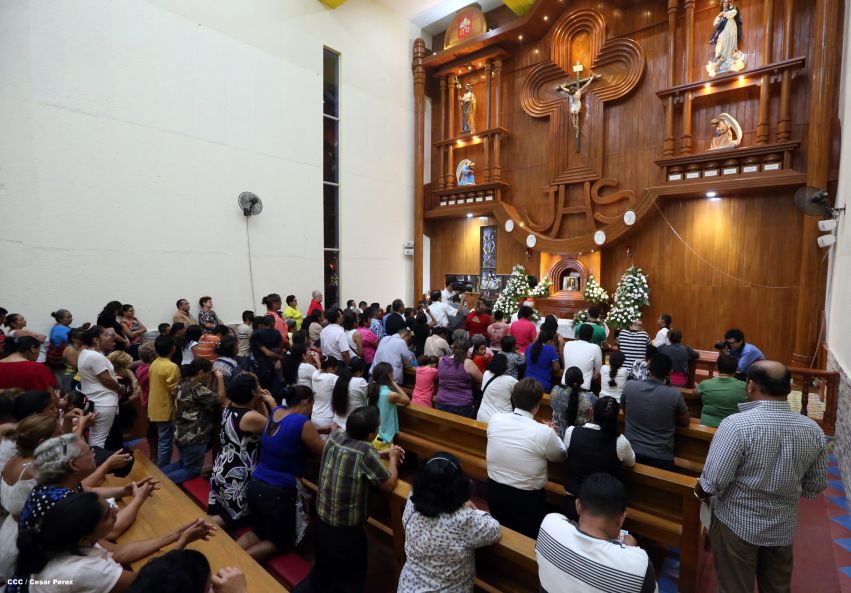 Cardenal Brenes celebra junto a feligreses de Managua la Misa de la Cena del Señor