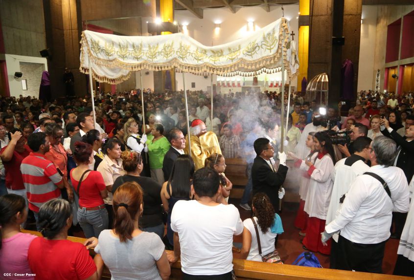 Cardenal Brenes celebra junto a feligreses de Managua la Misa de la Cena del Señor