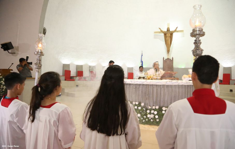 Cardenal Brenes celebra junto a feligreses de Managua la Misa de la Cena del Señor