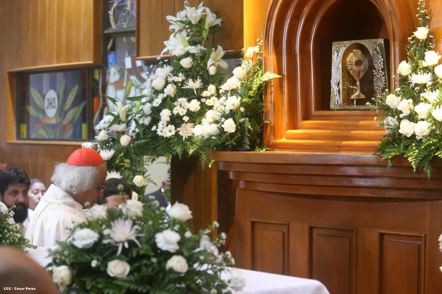 Cardenal Brenes celebra junto a feligreses de Managua la Misa de la Cena del Señor