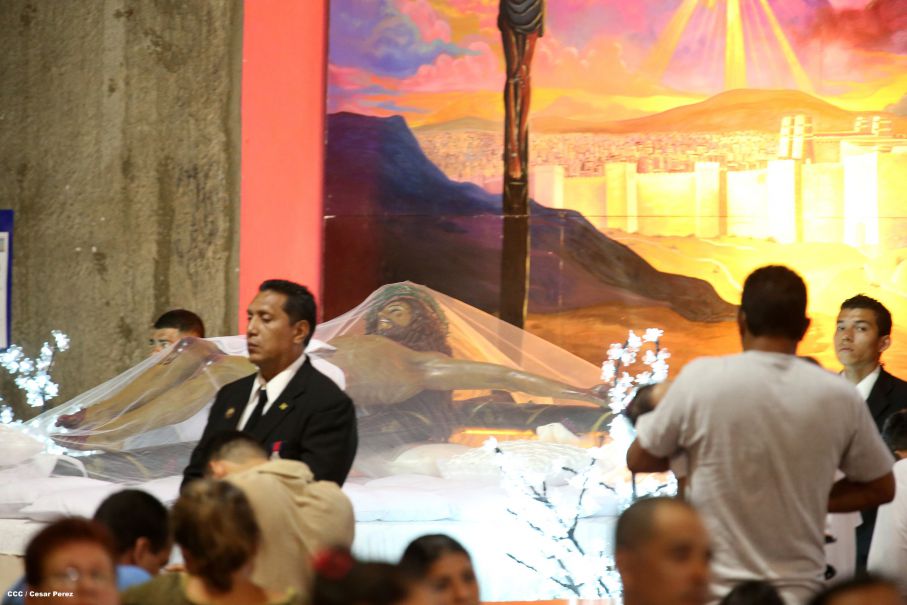 Cardenal Brenes celebra junto a feligreses de Managua la Misa de la Cena del Señor