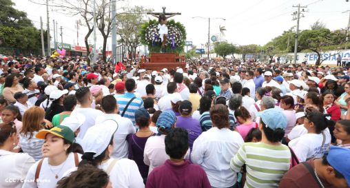 Fieles católicos participan del Vía Crucis de Semana Santa en Managua