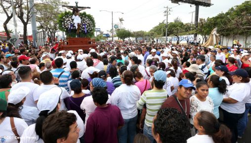 Fieles católicos participan del Vía Crucis de Semana Santa en Managua