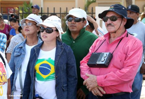 Fieles católicos participan del Vía Crucis de Semana Santa en Managua