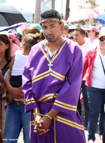 Fieles católicos participan del Vía Crucis de Semana Santa en Managua