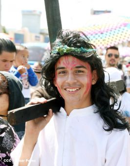 Fieles católicos participan del Vía Crucis de Semana Santa en Managua