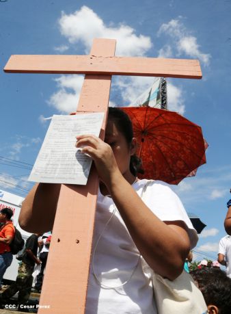 Fieles católicos participan del Vía Crucis de Semana Santa en Managua