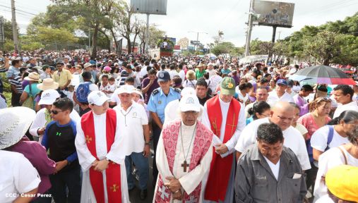 Fieles católicos participan del Vía Crucis de Semana Santa en Managua