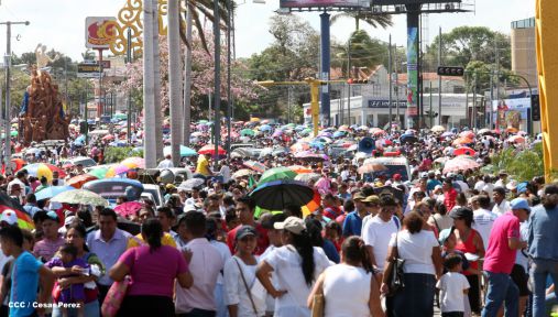 Fieles católicos participan del Vía Crucis de Semana Santa en Managua