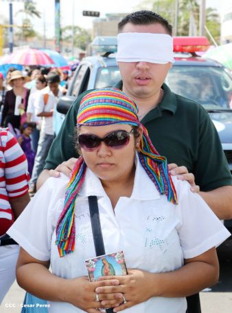Fieles católicos participan del Vía Crucis de Semana Santa en Managua