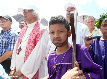 Fieles católicos participan del Vía Crucis de Semana Santa en Managua