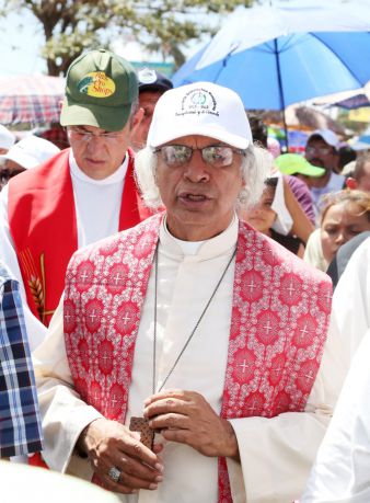 Fieles católicos participan del Vía Crucis de Semana Santa en Managua