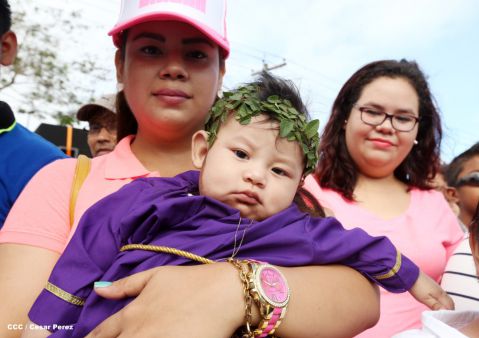 Fieles católicos participan del Vía Crucis de Semana Santa en Managua