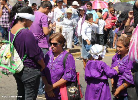 Fieles católicos participan del Vía Crucis de Semana Santa en Managua