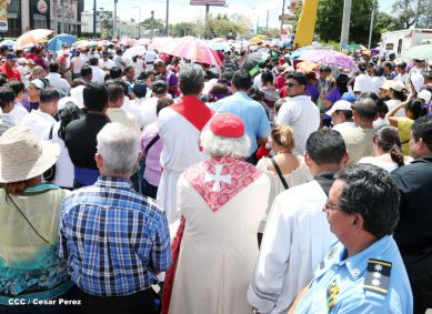 Fieles católicos participan del Vía Crucis de Semana Santa en Managua