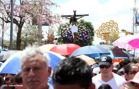 Fieles católicos participan del Vía Crucis de Semana Santa en Managua