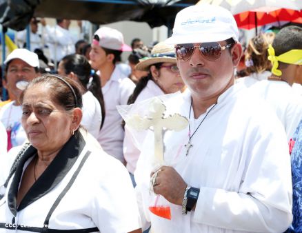 Fieles católicos participan del Vía Crucis de Semana Santa en Managua