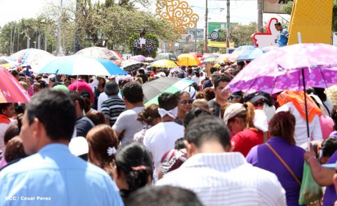 Fieles católicos participan del Vía Crucis de Semana Santa en Managua