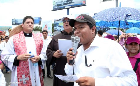 Fieles católicos participan del Vía Crucis de Semana Santa en Managua