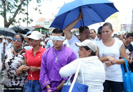 Fieles católicos participan del Vía Crucis de Semana Santa en Managua