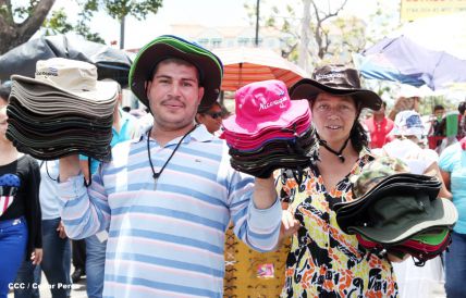 Fieles católicos participan del Vía Crucis de Semana Santa en Managua