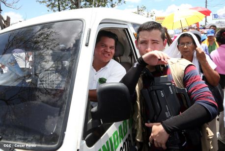 Fieles católicos participan del Vía Crucis de Semana Santa en Managua