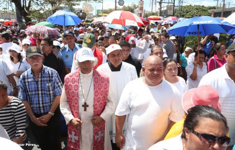 Fieles católicos participan del Vía Crucis de Semana Santa en Managua