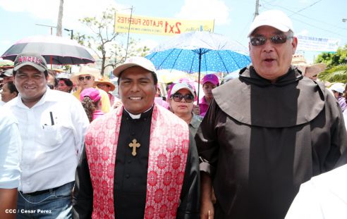 Fieles católicos participan del Vía Crucis de Semana Santa en Managua