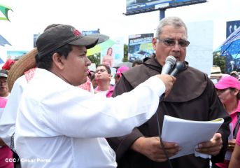 Fieles católicos participan del Vía Crucis de Semana Santa en Managua