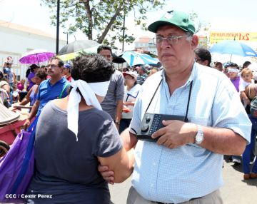Fieles católicos participan del Vía Crucis de Semana Santa en Managua