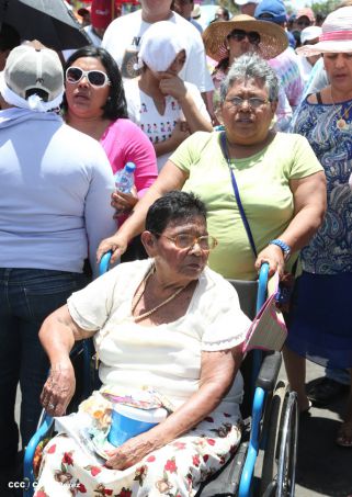 Fieles católicos participan del Vía Crucis de Semana Santa en Managua