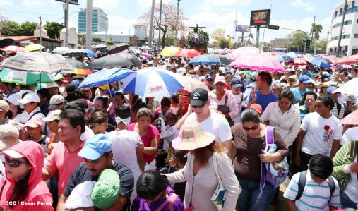 Fieles católicos participan del Vía Crucis de Semana Santa en Managua