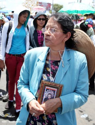 Fieles católicos participan del Vía Crucis de Semana Santa en Managua