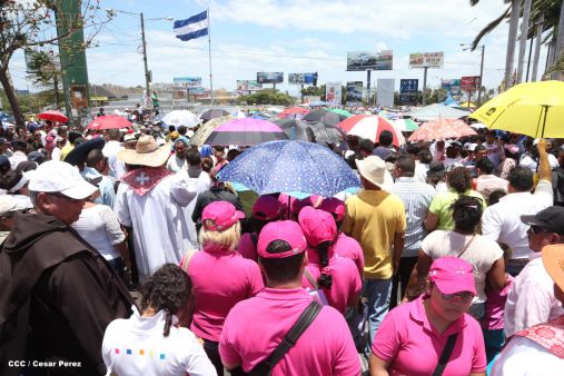 Fieles católicos participan del Vía Crucis de Semana Santa en Managua