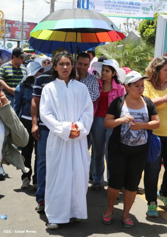 Fieles católicos participan del Vía Crucis de Semana Santa en Managua