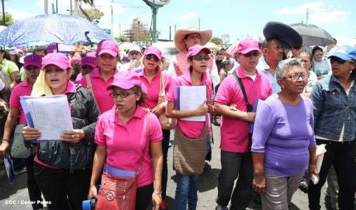 Fieles católicos participan del Vía Crucis de Semana Santa en Managua