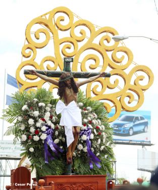 Fieles católicos participan del Vía Crucis de Semana Santa en Managua