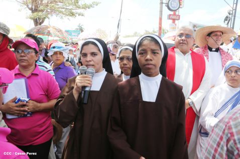 Fieles católicos participan del Vía Crucis de Semana Santa en Managua
