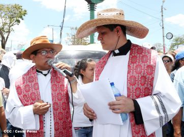 Fieles católicos participan del Vía Crucis de Semana Santa en Managua