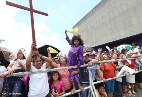 Fieles católicos participan del Vía Crucis de Semana Santa en Managua